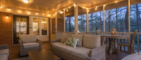 Televisión, chimenea, futbolito y libros