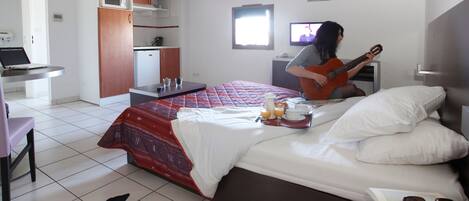 Zimmersafe, kostenloses WLAN, Bettwäsche