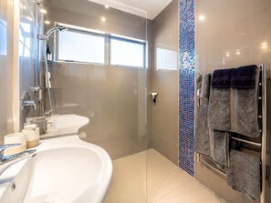 Een douche, een haardroger, handdoeken, shampoo