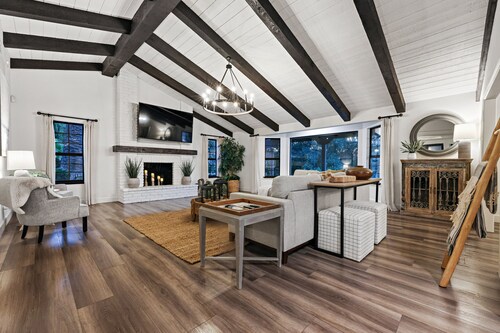 Pickleball Paradise: Retreat with Poolside Bliss!