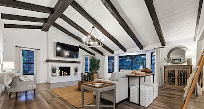 Pickleball Paradise: Retreat with Poolside Bliss!