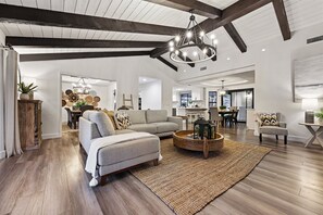 Fernseher, Videospiele, Tischtennisplatte