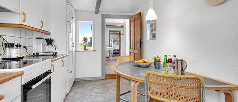 Réfrigérateur, lave-vaisselle, cafetière/bouilloire