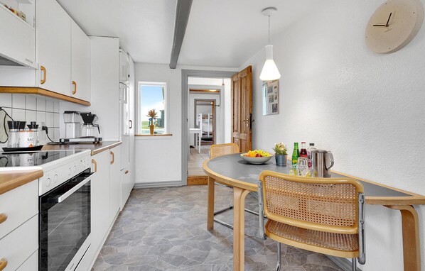 Kylskåp, diskmaskin och kaffe- och tebryggare