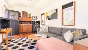Smart TV, fireplace, books - Mid-Century Cabin (by the golf course) (The Gap)