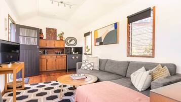 Een smart-tv, een open haard en boeken