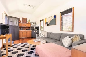 Smart TV, chimenea y libros