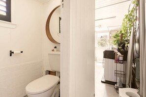 Articles de toilette écologiques, séchoir à cheveux, serviettes fournies