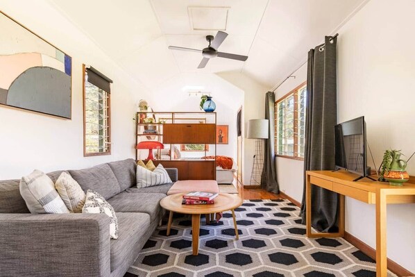 Smart-TV, Kamin, Bücher