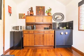 Refrigerador, microondas, cafetera y tetera y tetera eléctrica