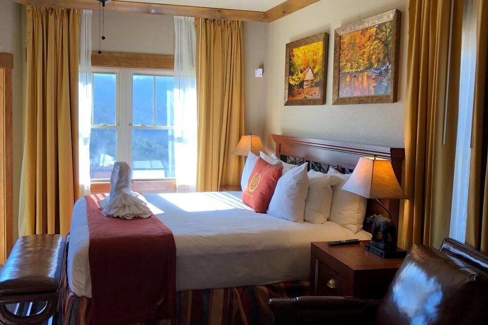 1 Bedroom Grand with Amenities - Located Between Gatlinburg & Pigeon Forge!