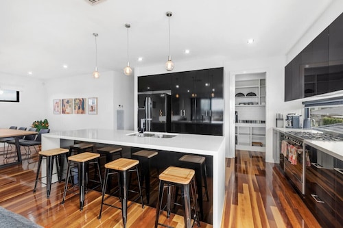 Bayview- Sleeps 14, Aircon, Garage, Pets welcome!