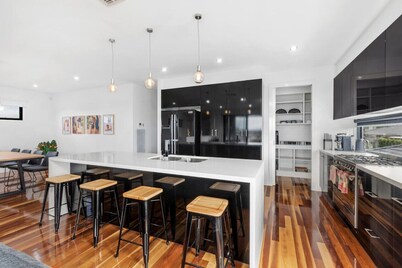 Bayview- Sleeps 14, Aircon, Garage, Pets welcome!