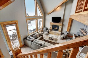 Smart TV, chimenea, libros