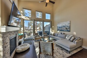 Smart TV, fireplace - Hygge Cabin—Near Town & Trails, Tucked Away in the Trees (Fraser)