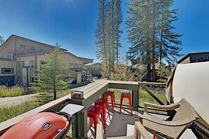 Outdoor dining - Hygge Cabin—Elegant, Pet-Friendly Escape with Ski Shuttle and Serene Setting (Fraser)