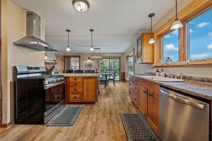 Kylskåp, mikrovågsugn, ugn och spishäll