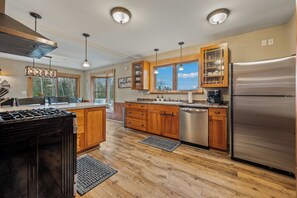 Kylskåp, mikrovågsugn, ugn och spishäll