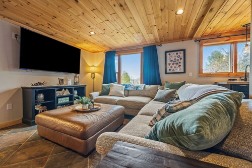 Skiers' Paradise - Private home with hot tub & sauna - close to Saddleback Mountain!