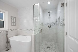 Badewanne, Haartrockner, Handtücher
