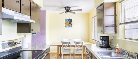 Frigorifero, microonde, forno, piano cottura