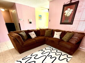 Smart TV, books - Southern Comfort Near Dallas Metroplex Area Accommodates 9 Guests (Garland)