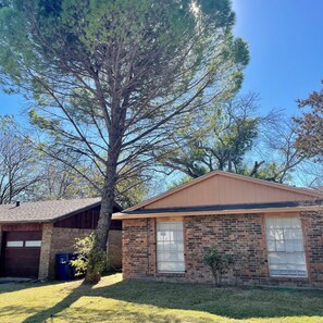 Exterior - Southern Comfort Near Dallas Metroplex Area Accommodates 9 Guests (Garland)
