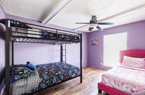 3 bedrooms, iron/ironing board, free WiFi, bed sheets - Southern Comfort Near Dallas Metroplex Area Accommodates 9 Guests (Garland)