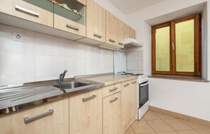 Frigorifero, forno, piano cottura, macchina per tè/caffè