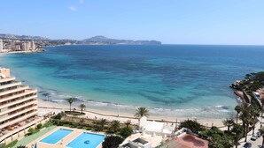 A coastal hotel with a pool, beach access, and a view of the sea. - 11F 2 Dormitorios con Vistas al mar (Calp)
