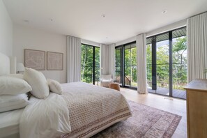 5 bedrooms, desk, WiFi