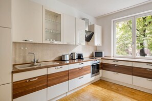 Kylskåp, mikrovågsugn, ugn och spishäll