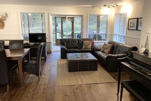 Smart TV, DVD player, books, music library - La Maison jaune: Spa, comfort, wifi (Chute-Saint-Philippe)