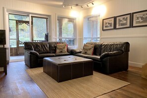 Smart TV, DVD player, books, music library - La Maison jaune: Spa, comfort, wifi (Chute-Saint-Philippe)