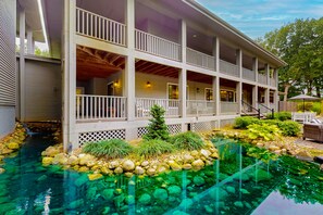 Exterior - Spacious home with game room, hot tub, fireplace, fast WiFi & home theater (St. Joseph)