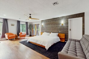 6 habitaciones, escritorio, tabla de planchar con plancha y internet