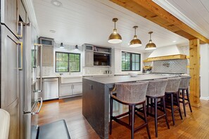 Fridge, microwave, oven, stovetop - Spacious home with game room, hot tub, fireplace, fast WiFi & home theater (St. Joseph)