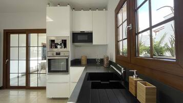 Kylskåp, mikrovågsugn, ugn och spishäll