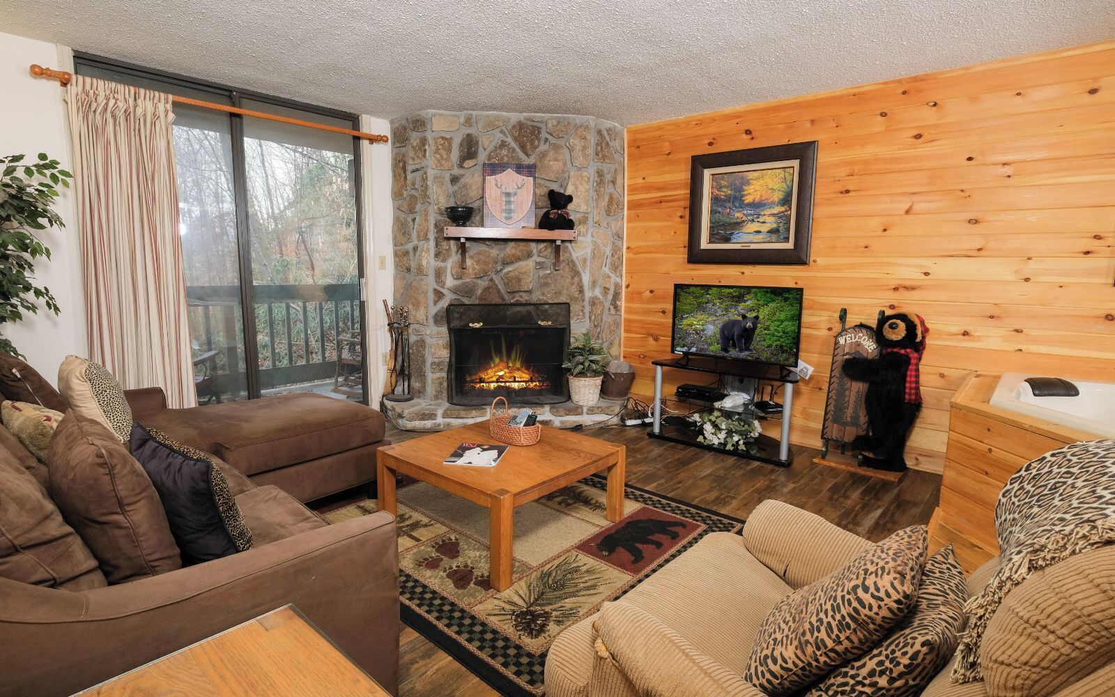 Una televisión, una chimenea