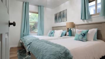 3 slaapkamers, een strijkplank/strijkijzer, gratis wifi, beddengoed