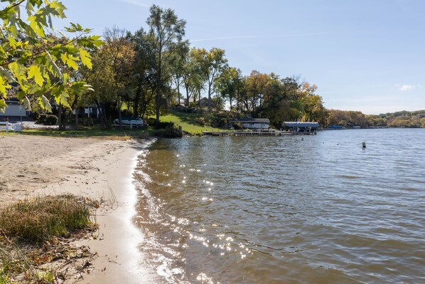 Una playa cerca, sillas reclinables de playa