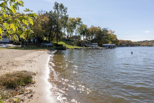 Cozy 3 bedroom river cottage w/ indoor fireplace
