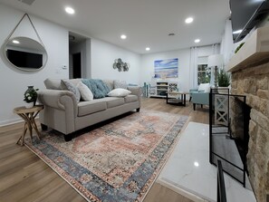 Smart TV y chimenea 