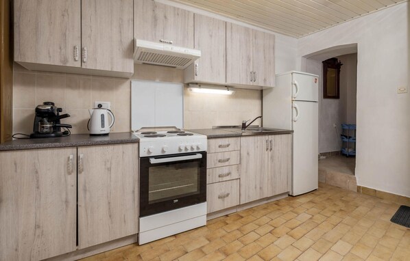 Fridge, oven, stovetop, cookware/dishes/utensils