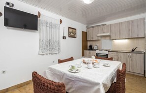 Fridge, oven, stovetop, cookware/dishes/utensils