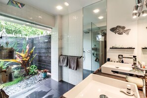 Dusche, Haartrockner, Handtücher, Seife