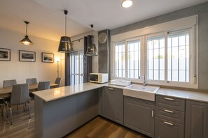 Fridge, microwave, oven, stovetop - DUPLEX NEAR THE BEACH - Charming house with shared pool and free WiFi. (Chiclana de la Frontera)