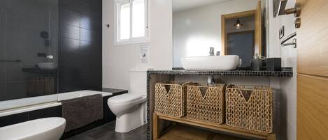 Combinazione doccia/vasca, asciugacapelli, bidet, asciugamani