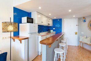 Refrigerador, microondas, cafetera y tetera y tetera eléctrica 