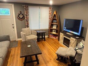 Smart-TV, Kamin, Bücher, Stereoanlage